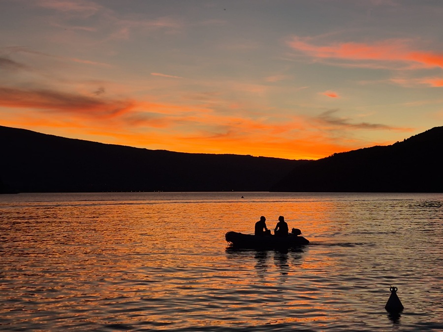 Sunset at Lake Annecy in France, where lake meets mountains